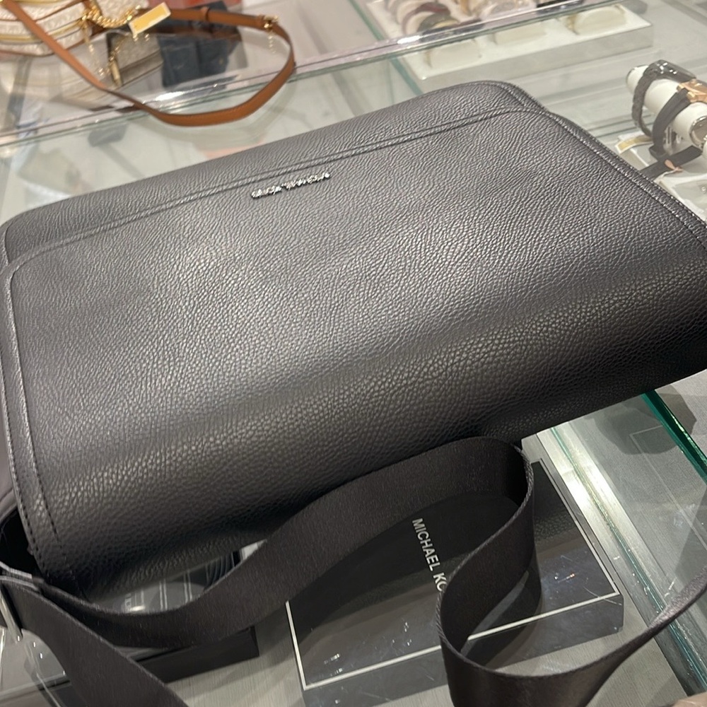 MICHAEL KORS
Cooper Messenger Laptop Bag
Black
 NWT - Picture 11 of 16